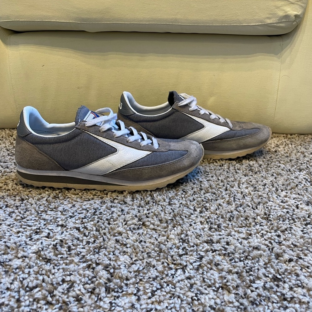 Brooks low cut tennis shoes